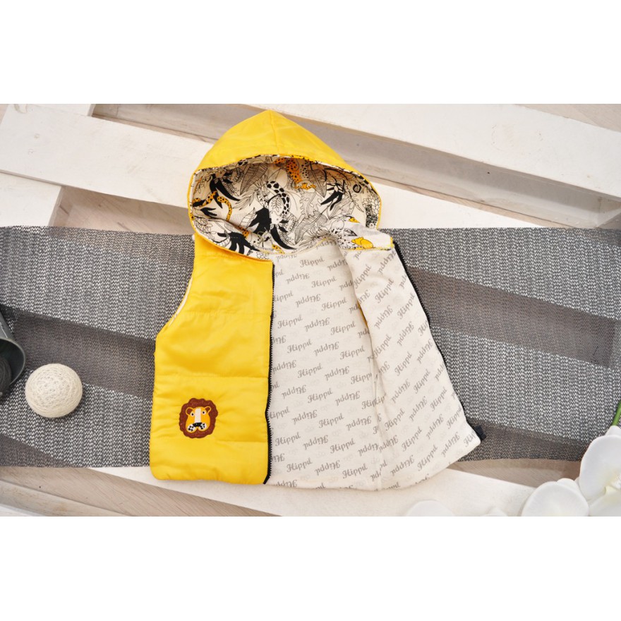 Żółty bezrękawnik z bluzką i spodniami