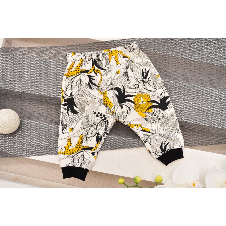 Żółty bezrękawnik z bluzką i spodniami