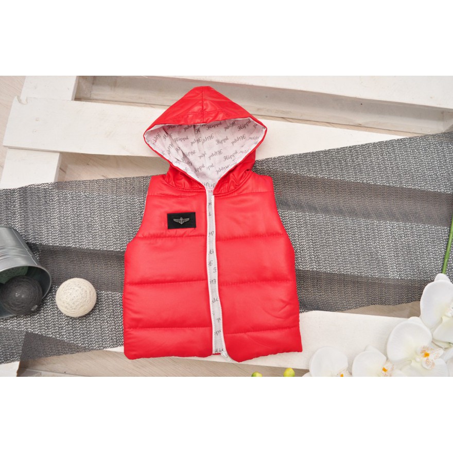 Czerwony bezrękawnik z bluzką i spodniami r. 6-18msc