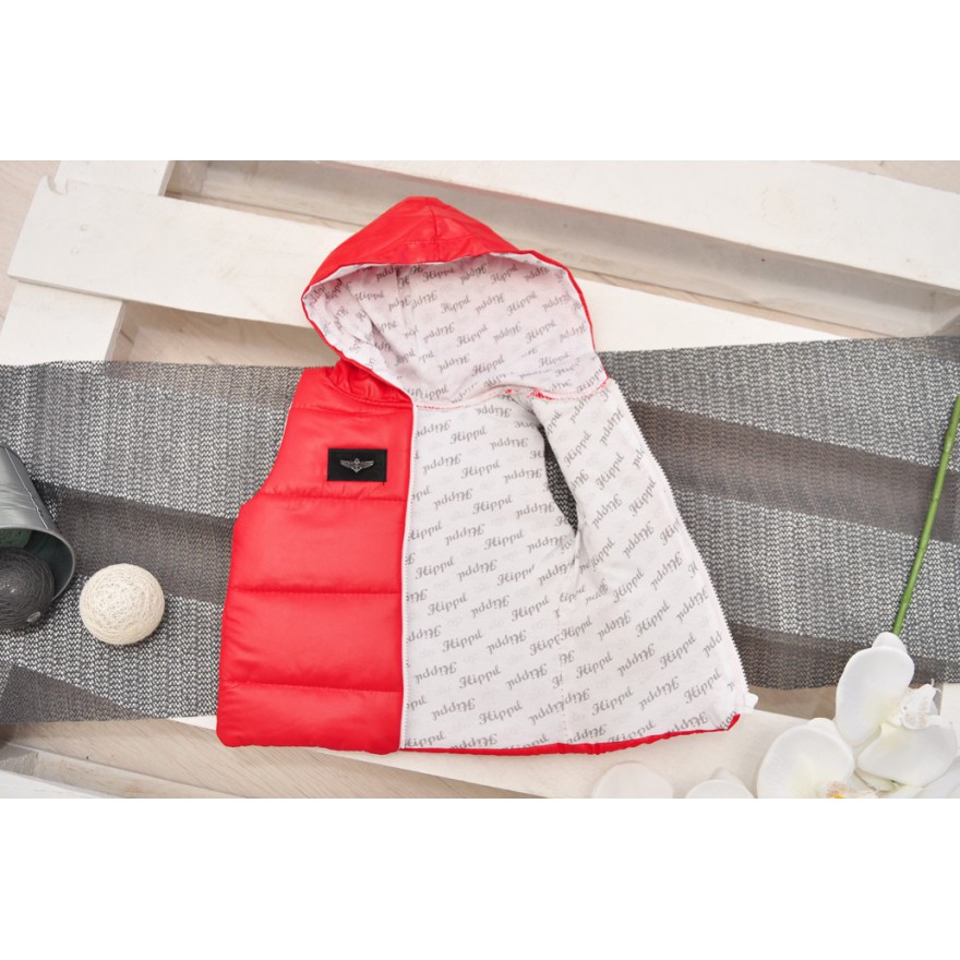 Czerwony bezrękawnik z bluzką i spodniami r. 6-18msc