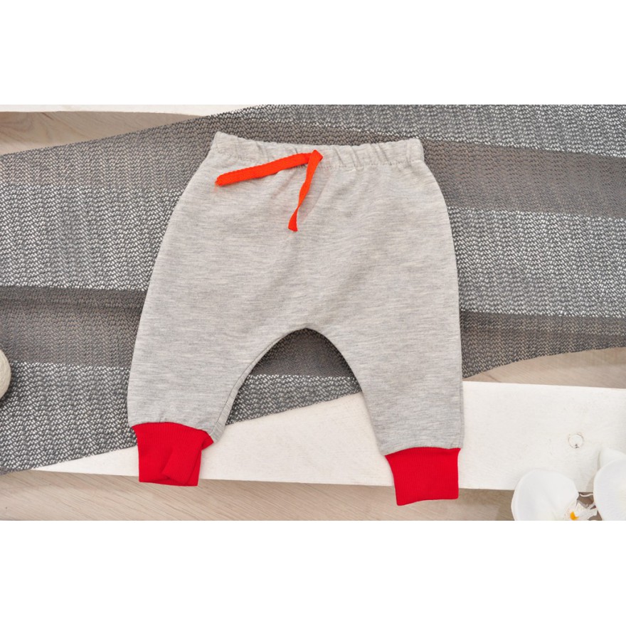 Czerwony bezrękawnik z bluzką i spodniami r. 6-18msc