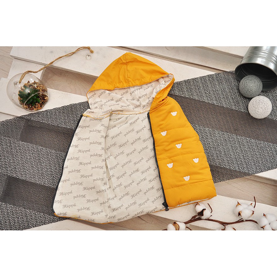 Musztardowy bezrękawnik MIŚ z bluzką i spodniami