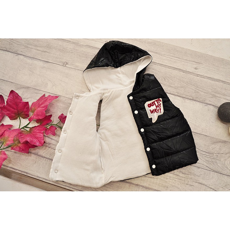 Czarny bezrękawnik z bluzą i spodniami