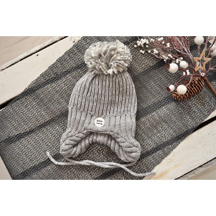 Szara czapka z pomponem na zimę czapeczka
