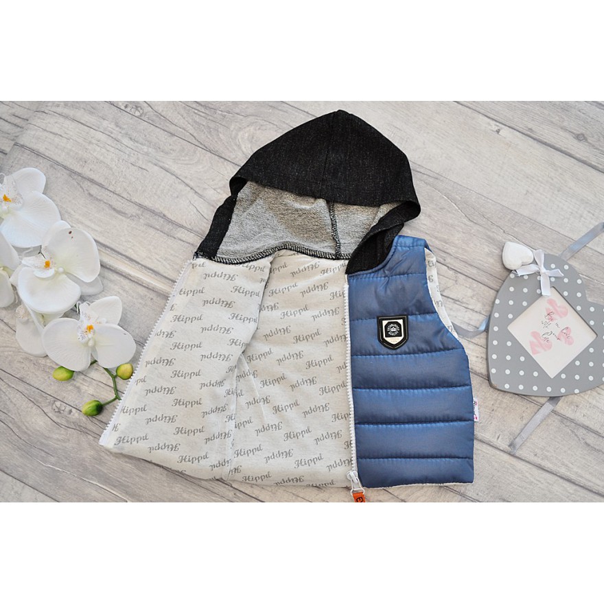 Ciemno niebieski bezrękawnik z bluzką TYGRYS i grafitowymi spodniami