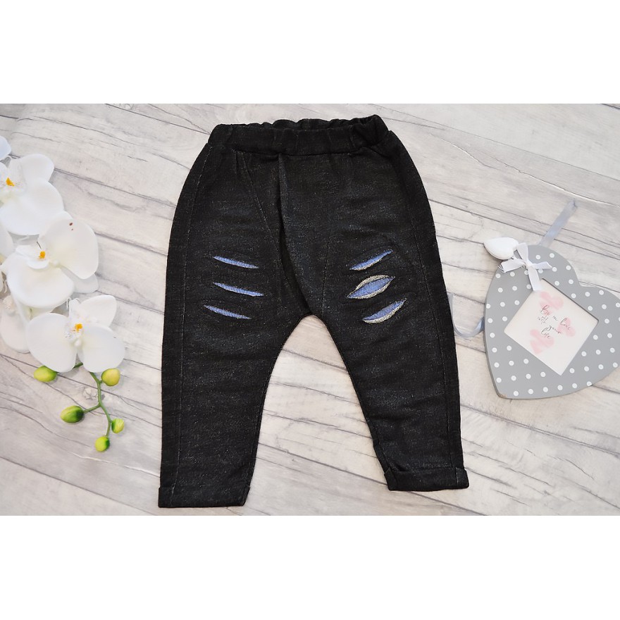 Ciemno niebieski bezrękawnik z bluzką TYGRYS i grafitowymi spodniami