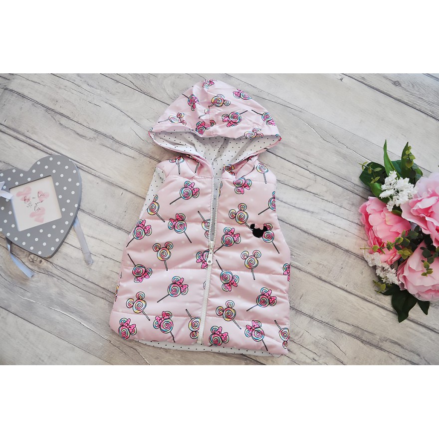 Różowy bezrękawnik LIZAKI MYSZKI z bluzką i spodniami