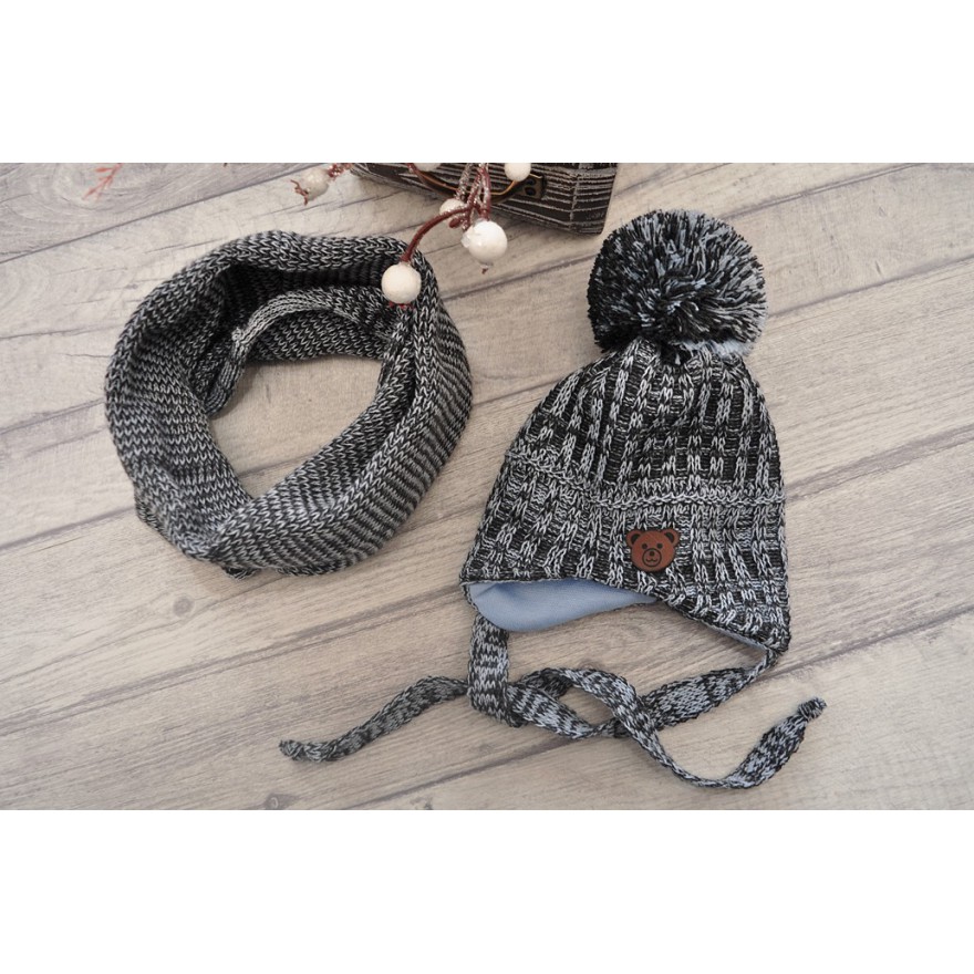 Grafitowy komplet zimowy ŁUKASZ czapka + komin, emblemat MIŚ