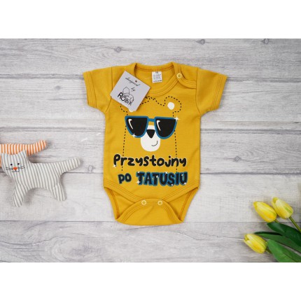 BODY PRZYSTOJNY PO TATUSIU miś w okularach musztardowe wzór 648 krótki rękaw