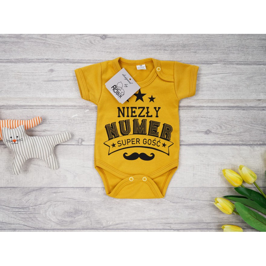 BODY NIEZŁY NUMER, SUPER GOŚĆ wąsy musztardowe wzór 661 krótki rękaw