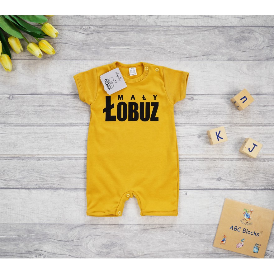 RAMPERS MAŁY ŁOBUZ musztardowy wzór 670 lato