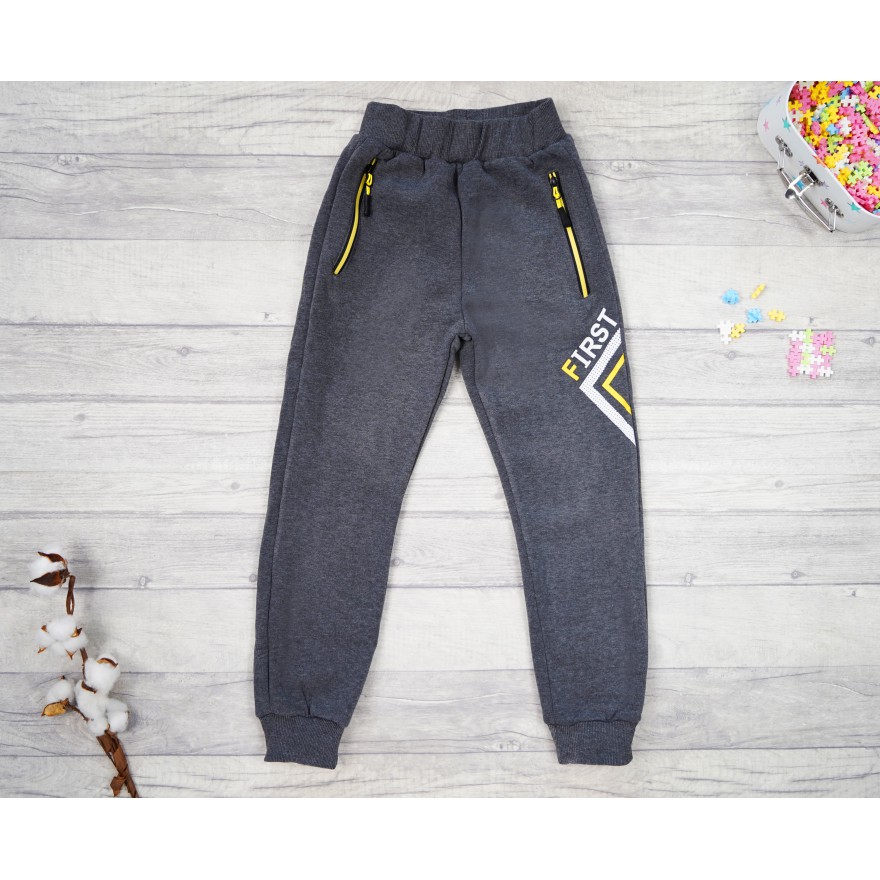 Szare SPODNIE ocieplane FIRST chłopięce spodenki dresowe
