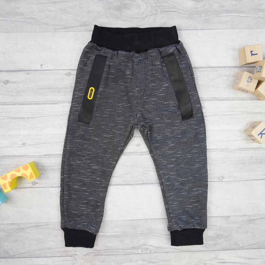 Czarno-białe SPODNIE ocieplane żółta klamra spodenki dresowe