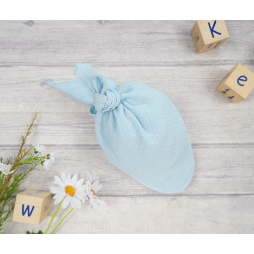 Czapka CHUSTA muślinowa błękitna z daszkiem wiązana LATO