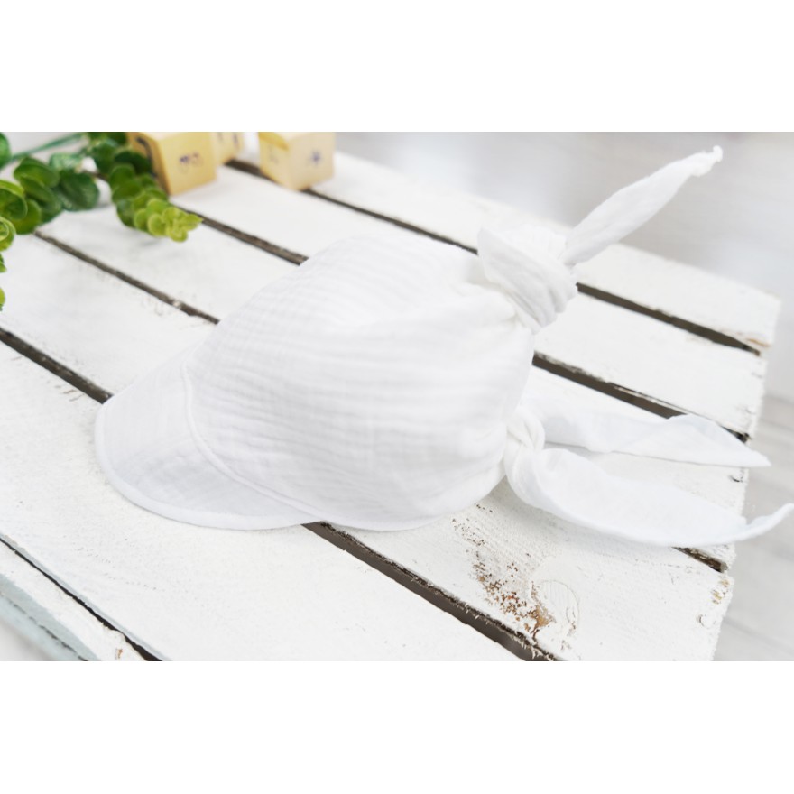 Czapka CHUSTA muślinowa biała z daszkiem wiązana LATO