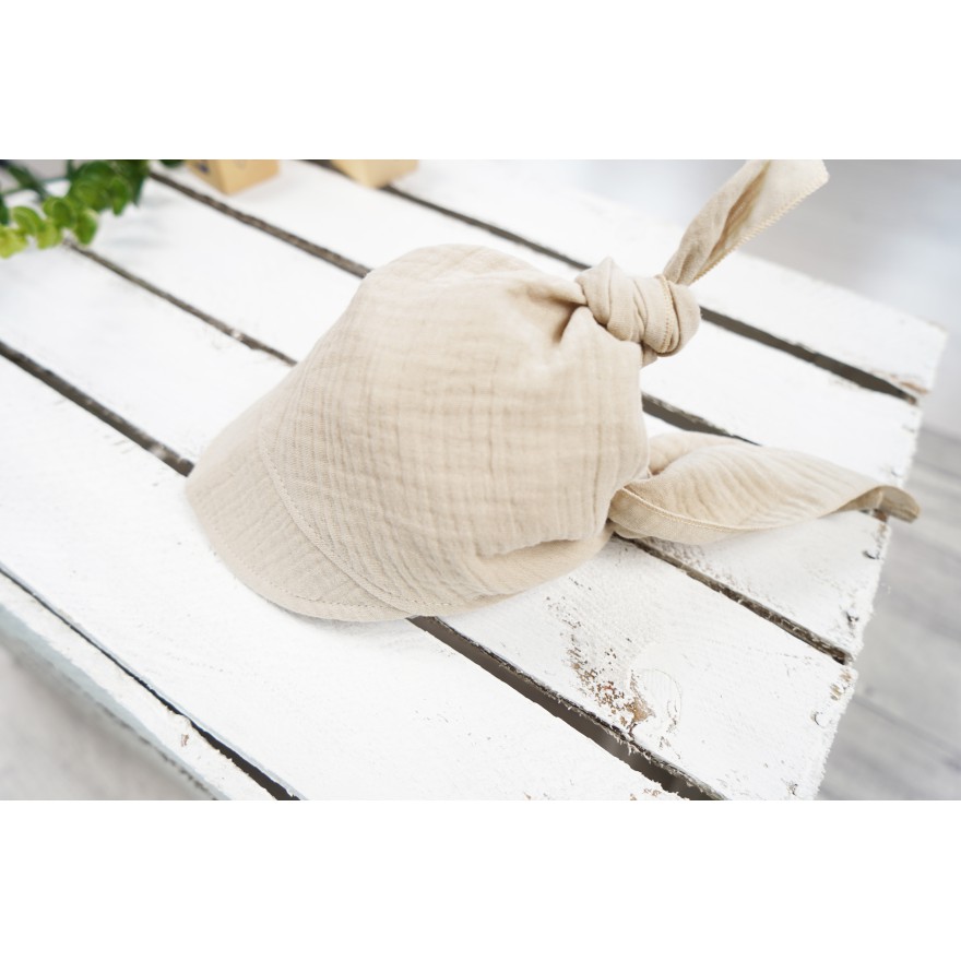 Czapka CHUSTA muślinowa beżowa z daszkiem wiązana LATO