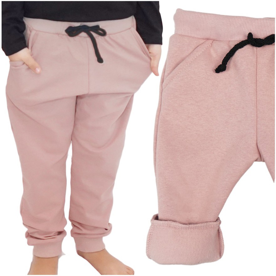 Pudrowy róż spodnie dresowe ocieplane wiązane jesień zima