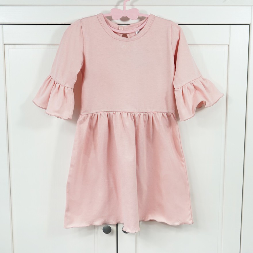 Różowa SUKIENKA IGA z falbanką przy rękawach wesele