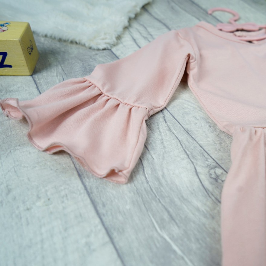 Różowa SUKIENKA IGA z falbanką przy rękawach wesele