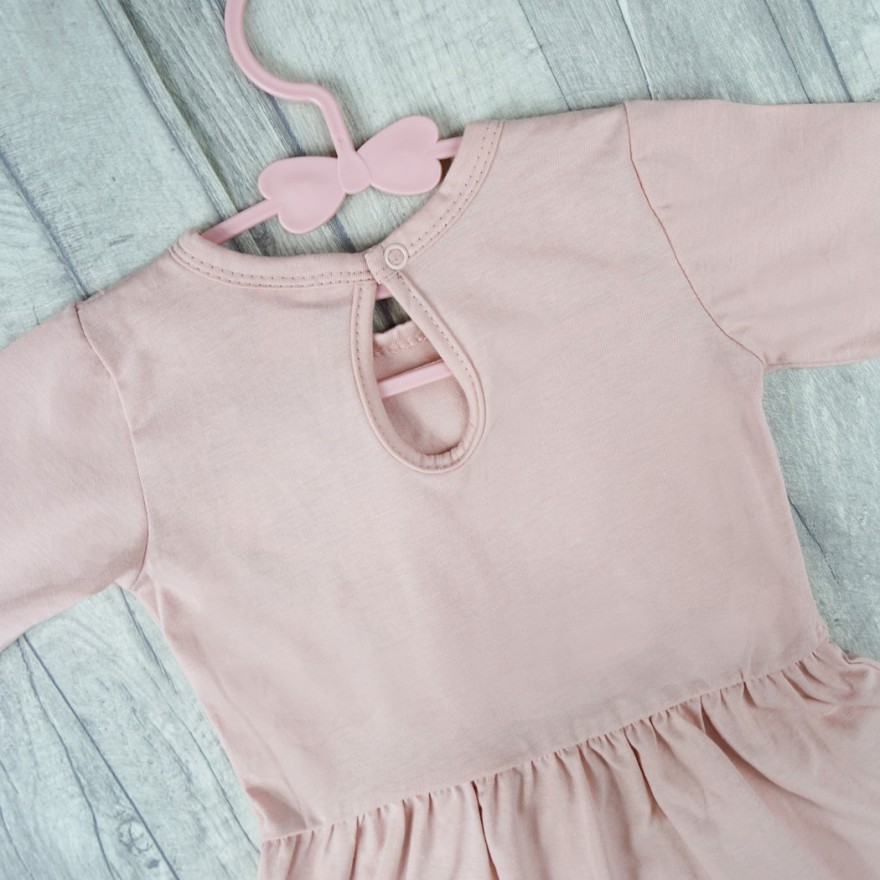 Różowa SUKIENKA IGA z falbanką przy rękawach wesele