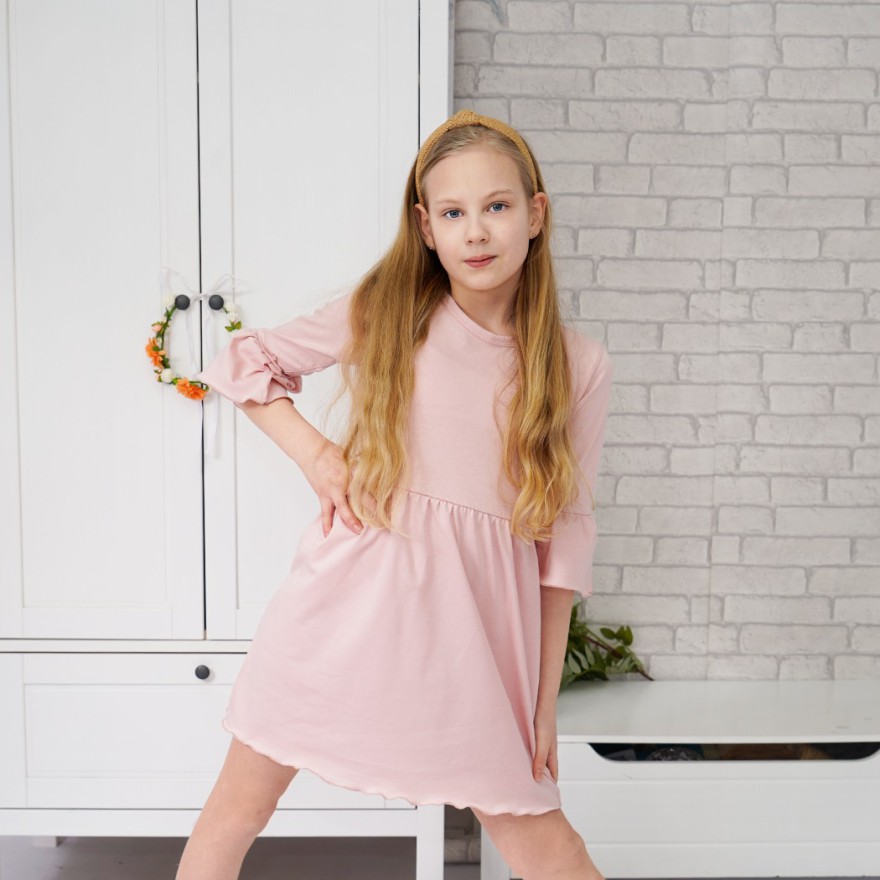 Różowa SUKIENKA IGA z falbanką przy rękawach wesele