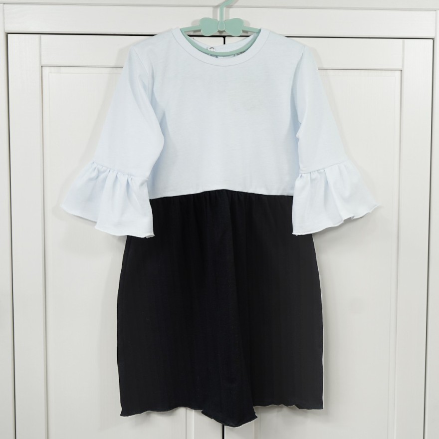 Biało- czarna SUKIENKA IGA z falbanką przy rękawach szkoła