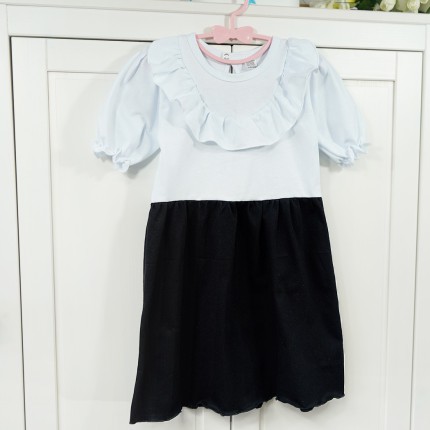 Biało- czarna SUKIENKA POLA z falbanką na dekolcie szkoła