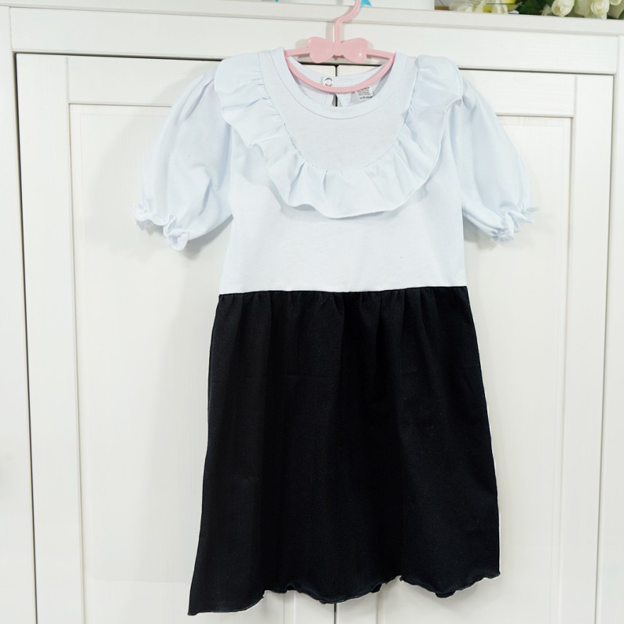 Biało- czarna SUKIENKA POLA z falbanką na dekolcie szkoła