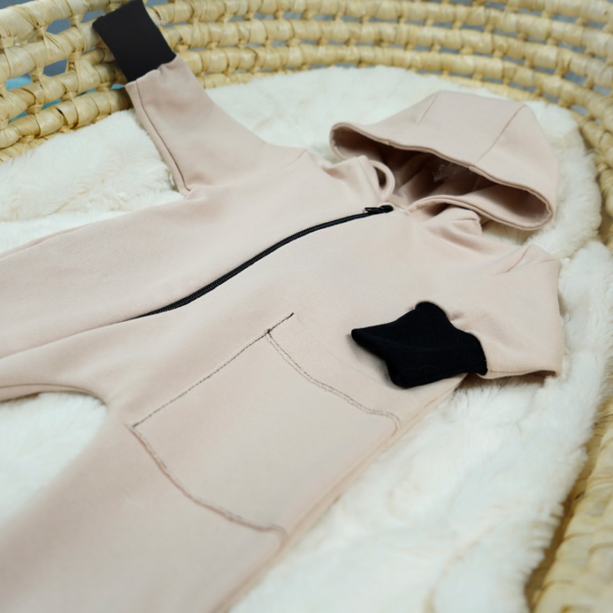 Beżowy KOMBINEZON niemowlęcy dresowy pajac z kieszonką wiosna lato