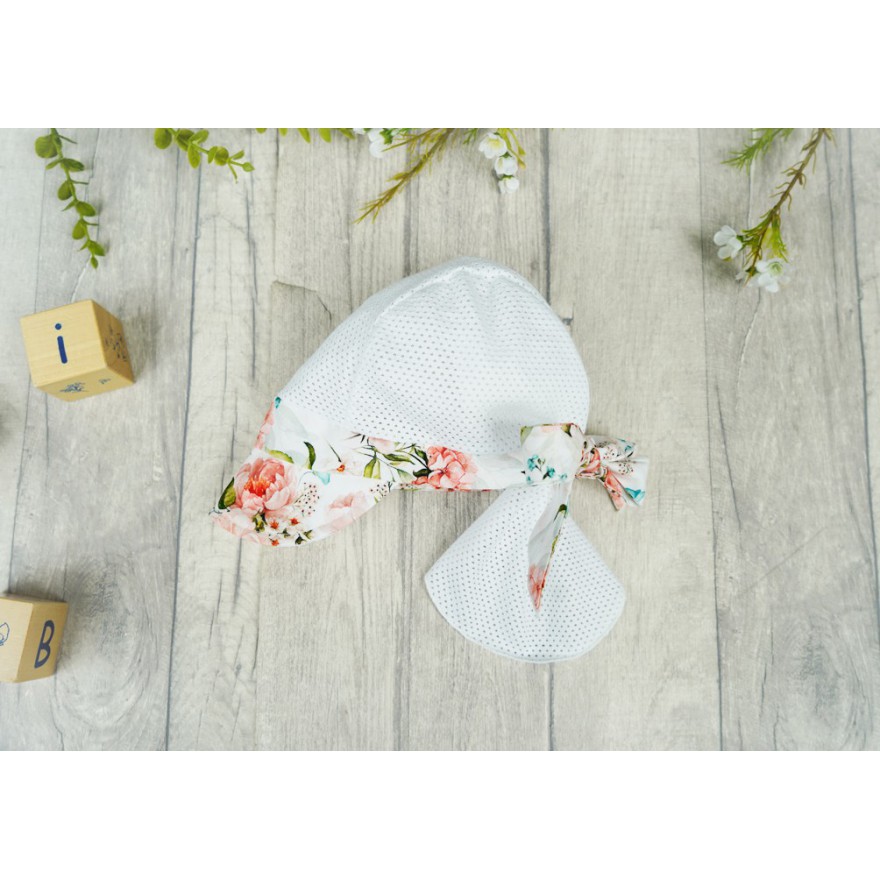 CZAPKA wiązana biała KWIATY z daszkiem na kark przeciw poceniu głowy