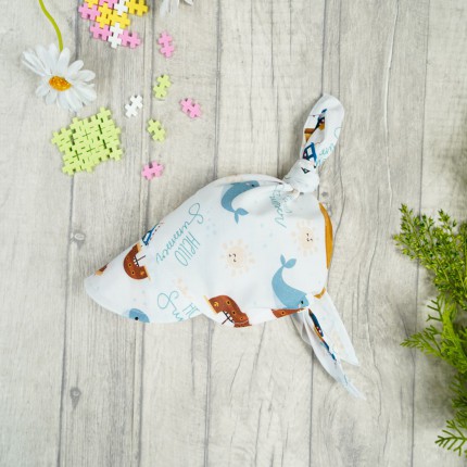 Biała czapka CHUSTA Hello Summer z daszkiem wiązana LATO