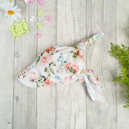 Biała czapka CHUSTA w kwiaty z daszkiem wiązana LATO 422