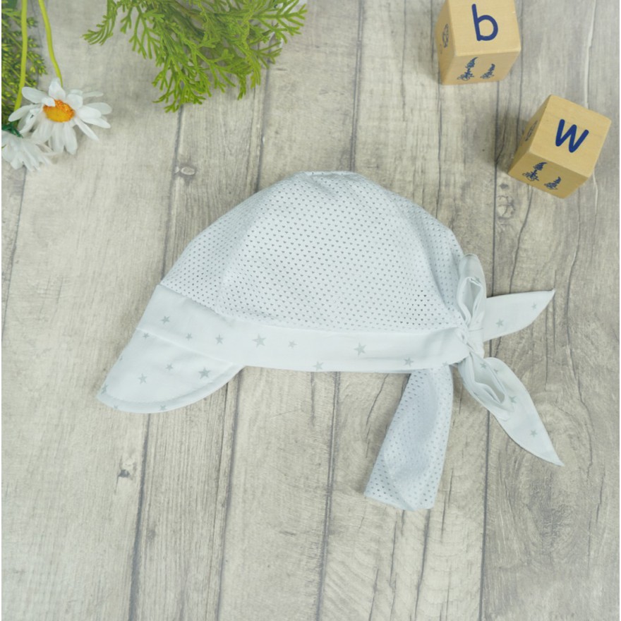 CZAPKA wiązana biała GWIAZDKI z daszkiem na kark przeciw poceniu głowy