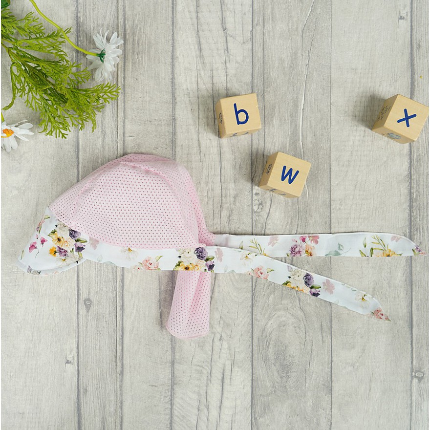 CZAPKA wiązana różowa w kwiaty z daszkiem na kark przeciw poceniu głowy