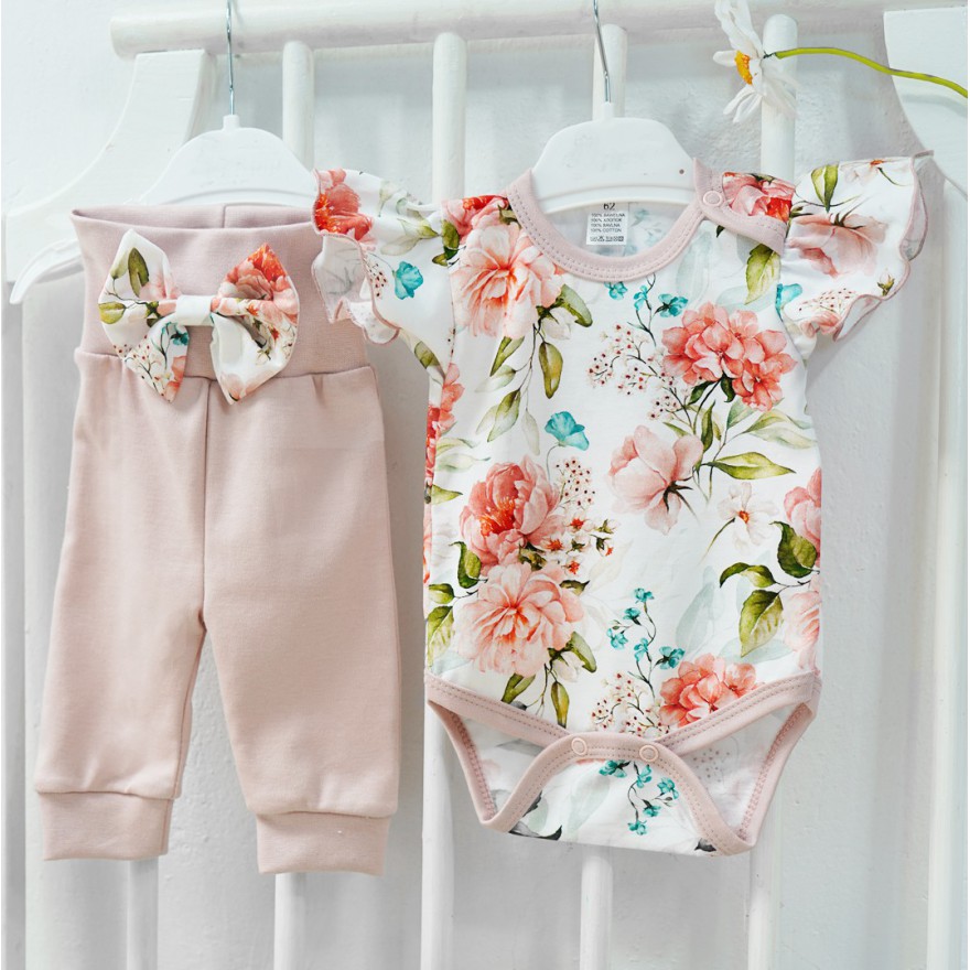 Różowy w brzoskwiniowe kwiaty komplet 2cz body + spodnie z kokardą HANIA II w. 422