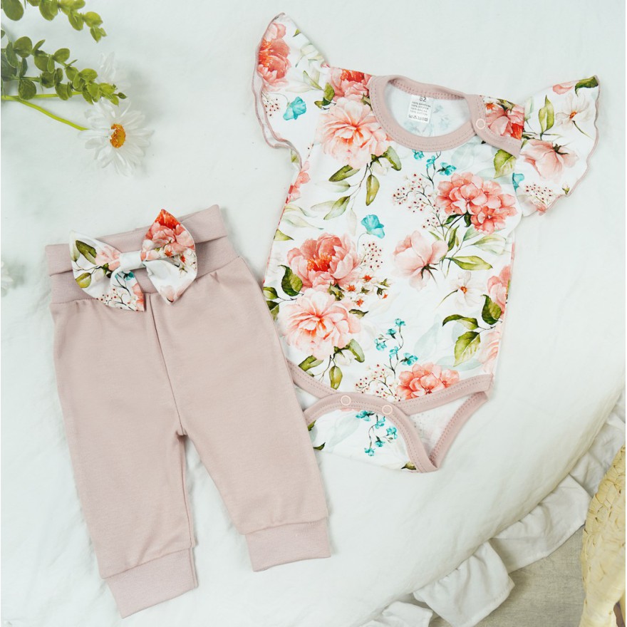 Różowy w brzoskwiniowe kwiaty komplet 2cz body + spodnie z kokardą HANIA II w. 422