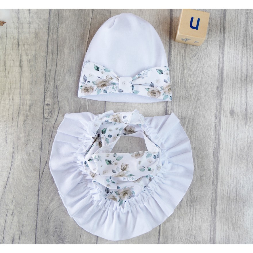 Biały komplet CZAPKA + APASZKA z kokardką falbanką w kwiaty Maja wyprzedaż