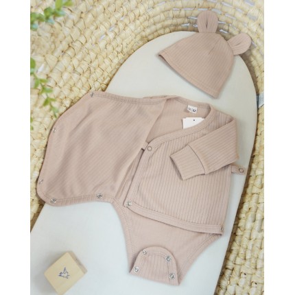 Beżowy komplet niemowlęcy rosnący z regulacją wielkości w prążek body spodnie czapka wyprawka