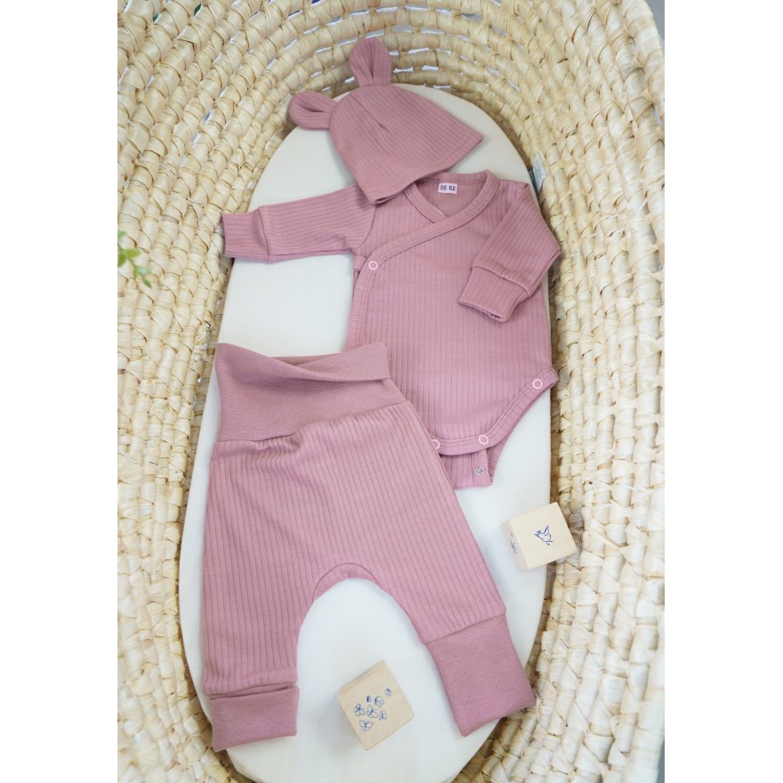 Różowy komplet niemowlęcy rosnący z regulacją wielkości w prążek body spodnie czapka wyprawka