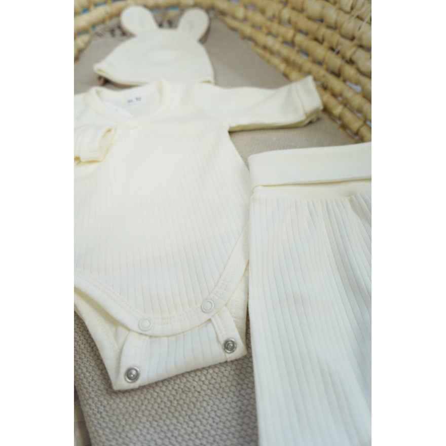 Ecru komplet niemowlęcy rosnący z regulacją wielkości w prążek body spodnie czapka wyprawka