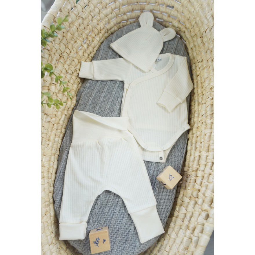 Ecru komplet niemowlęcy rosnący z regulacją wielkości w prążek body spodnie czapka wyprawka