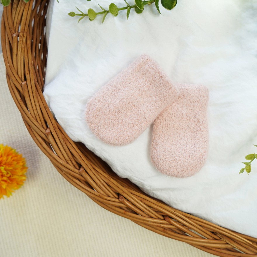 Pudrowy róż RĘKAWICZKI ŁAPKI OCIEPLANE na futerku 10cm