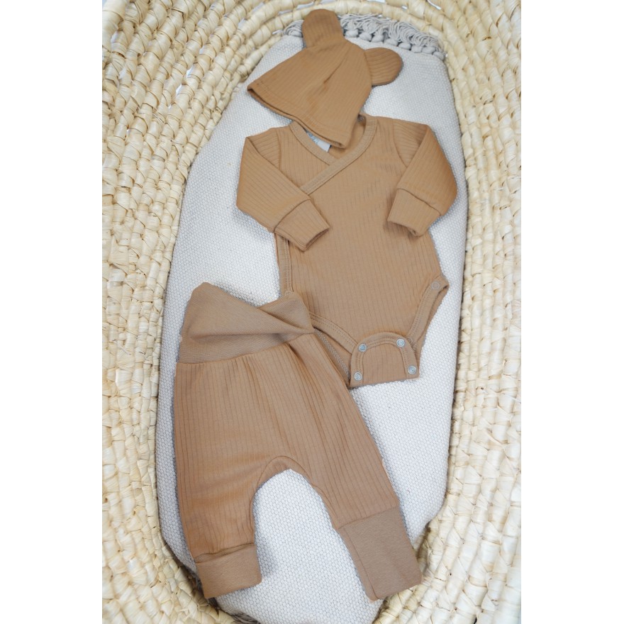 Brązowy komplet niemowlęcy rosnący z regulacją wielkości w prążek body spodnie czapka wyprawka