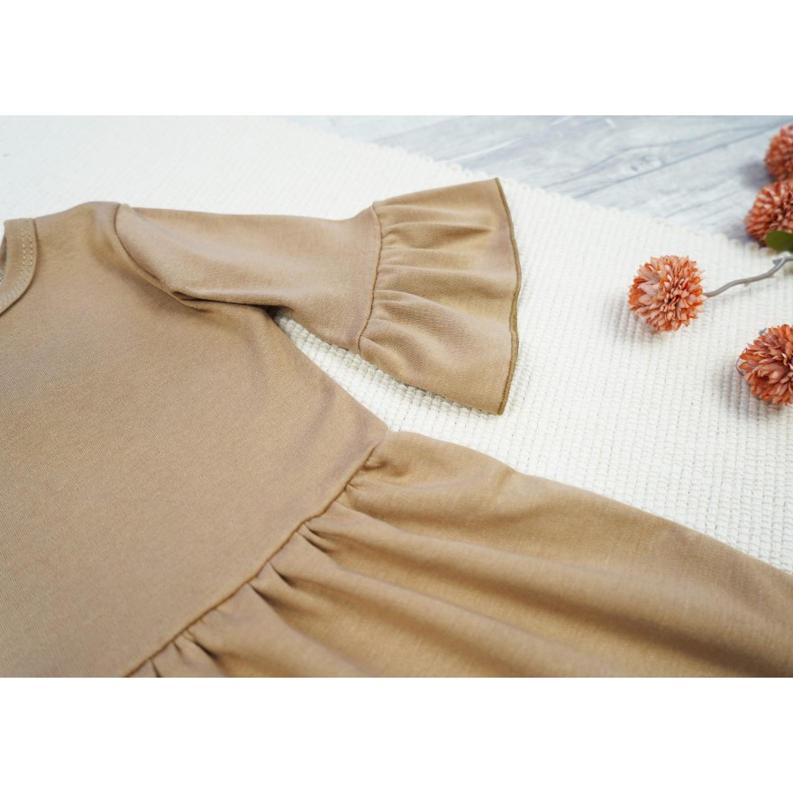 Ciemna beżowa SUKIENKA IGA z falbanką przy rękawach wesele święta