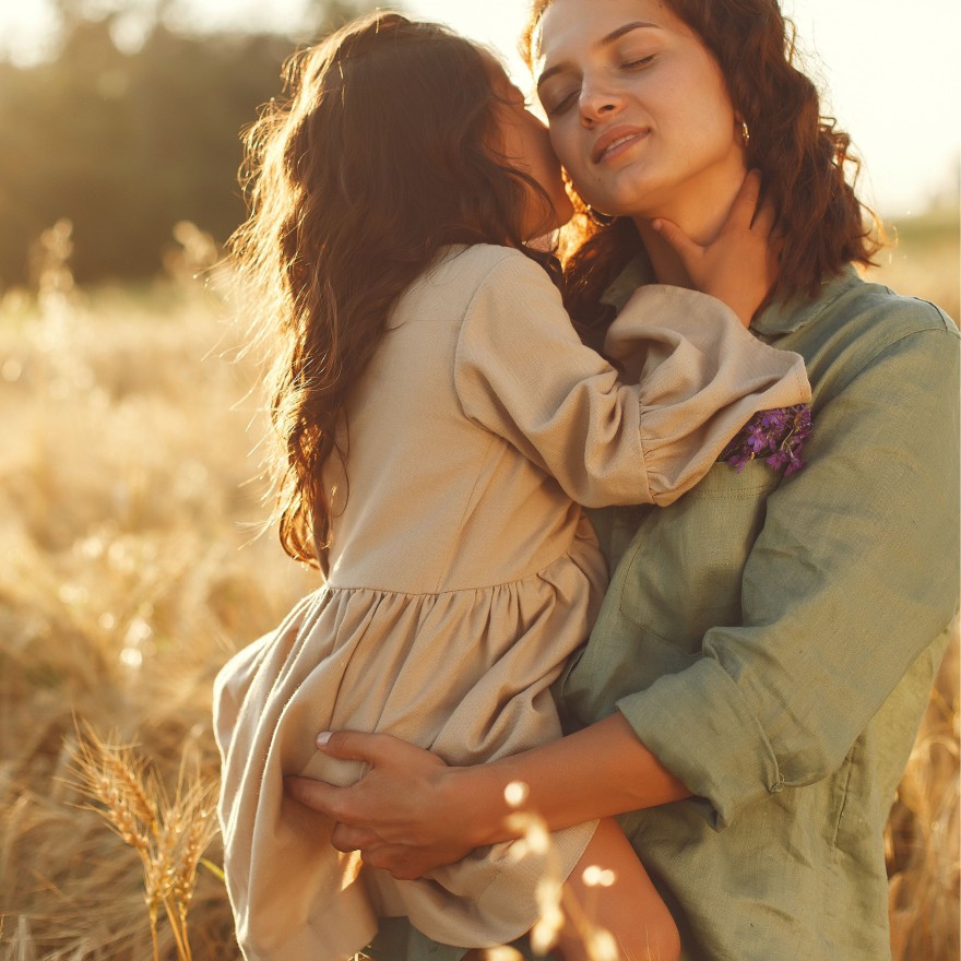 Ciemna beżowa SUKIENKA IGA z falbanką przy rękawach wesele święta