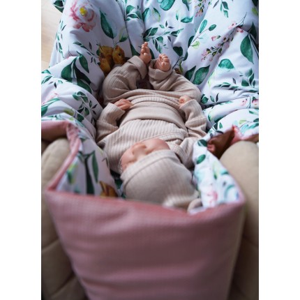 Różowy otulacz niemowlęcy kocyk rożek z kapturkiem do wózka fotelika nosidełka wiosenno- letni wyprawka