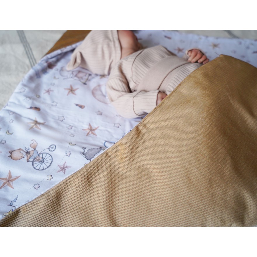 Beżowy otulacz niemowlęcy kocyk rożek z kapturkiem do wózka fotelika nosidełka wiosenno- letni wyprawka