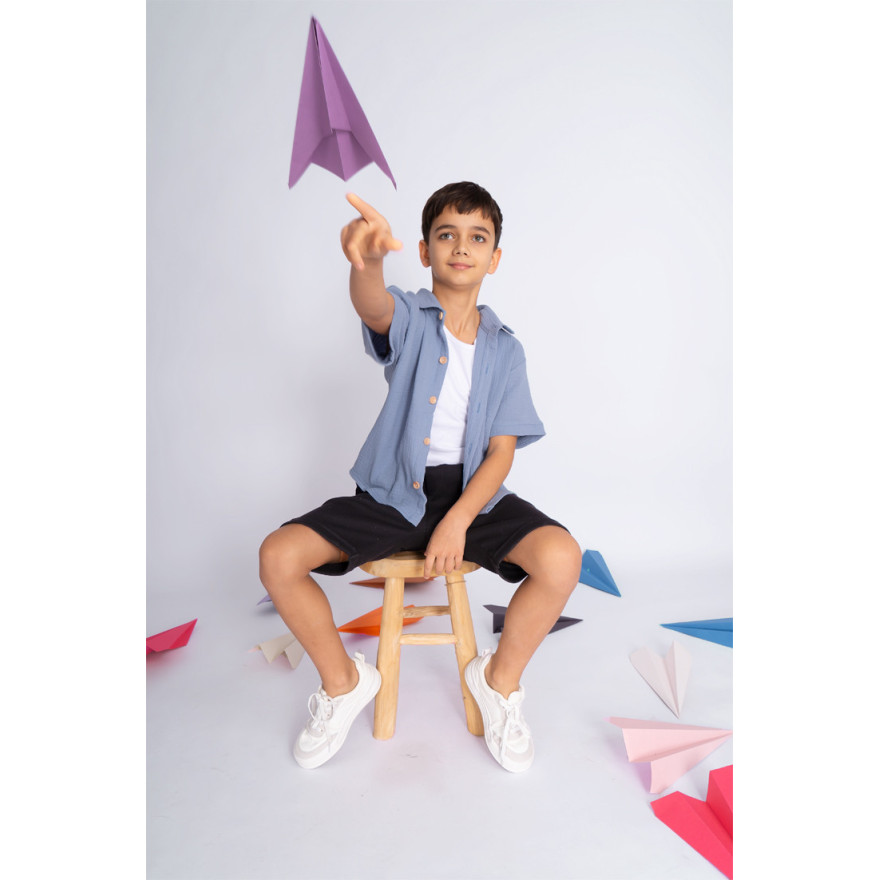 Czarne KRÓTKIE SPODENKI chłopięce z PRĄŻKA regulowane w pasie bezuciskowe casual