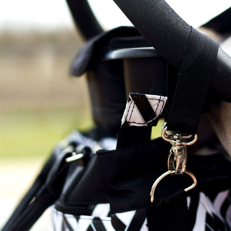 Torba dla Mamy + mata czarno biała do wózka AKUKU